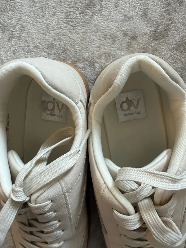 Sneakers Size 8.5 - Image 2
