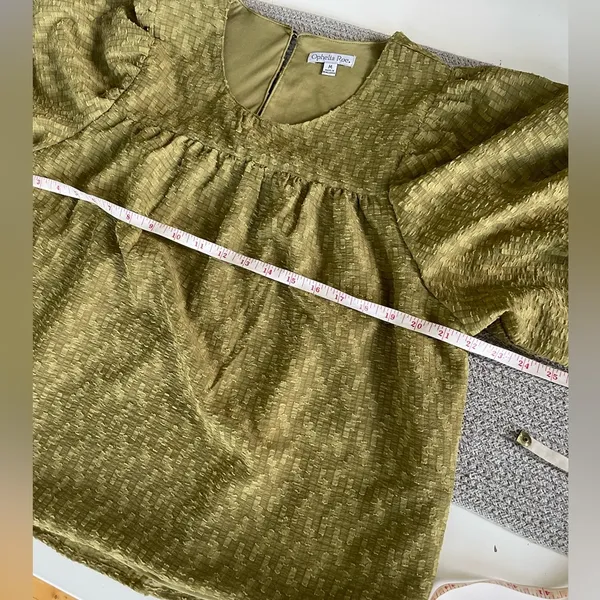 Ophelia Roe Olive Green Textured Flowy Blouse Top Size Medium NWT - Image 8