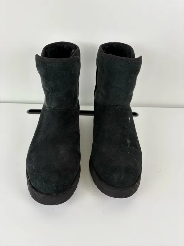 UGG Women's Kristin Boot Black  Size 8 Style 1012497 - Image 2