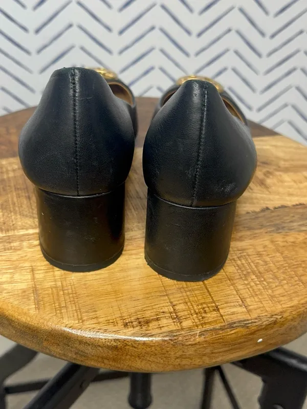 Tory Burch Black Leather Block Heel Pumps Gold Logo Medallion Excellent Size 8.5 - Image 3
