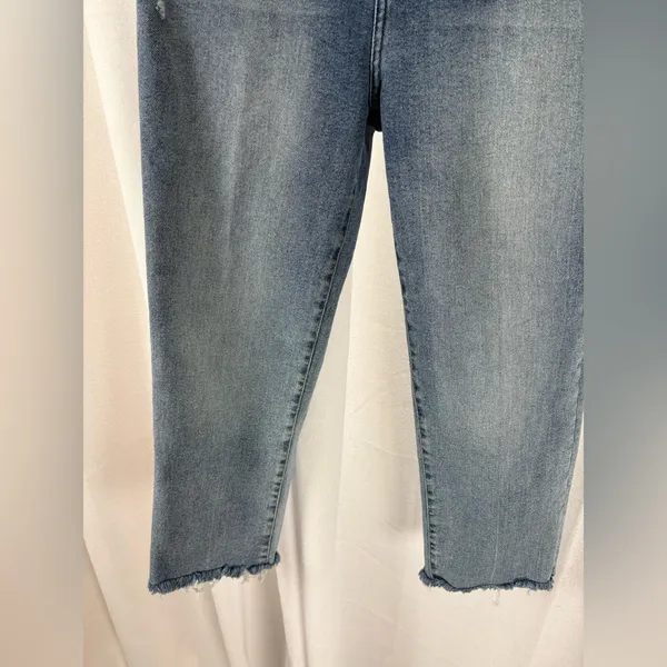 Kensie Vintage Luxe Distressed The Slim Straight Jean Light Wash Crop 31/12 GUC‎ - Image 4