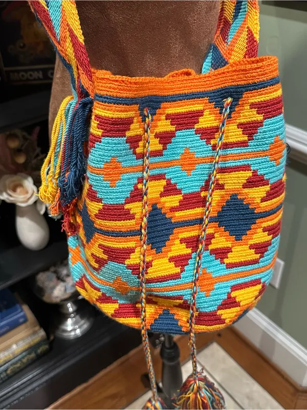 Handcrafted Wayuu Mochila Shoulder Bag – Colorful Geometric Pattern - Image 4