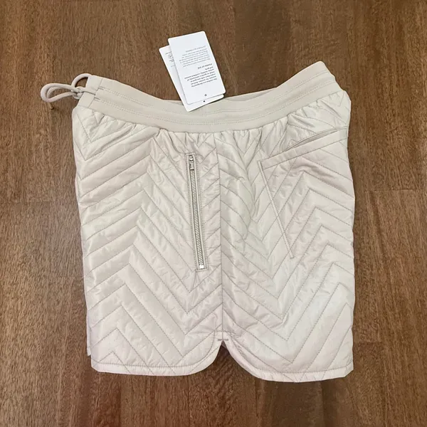 Athleta Apres Ski Short NWT Cream Beige Color size 4 Quilted Puffer - Image 3