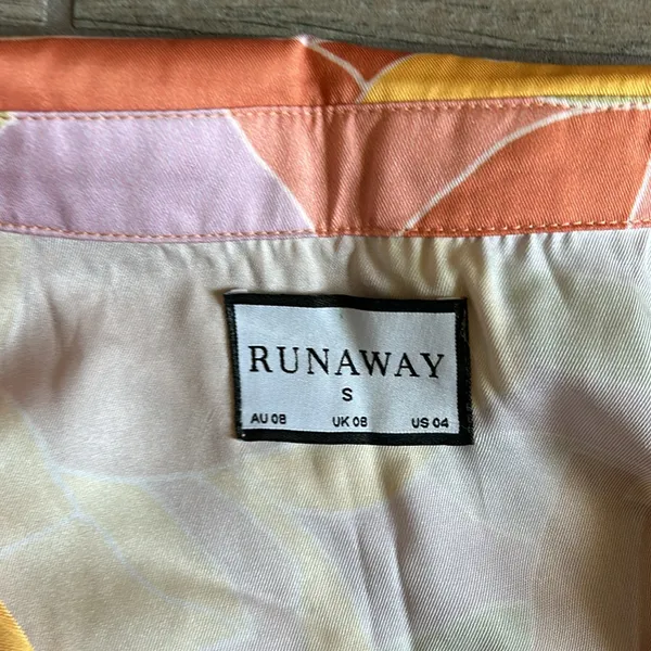 Runaway dress Size 4 - Image 3