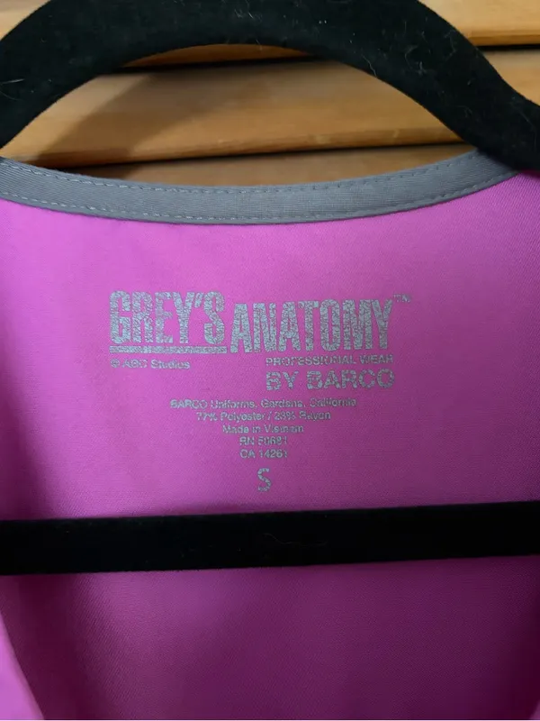Grey's Anatomy by barco vneck 2 pocket scrub top in pink size small - Image 2