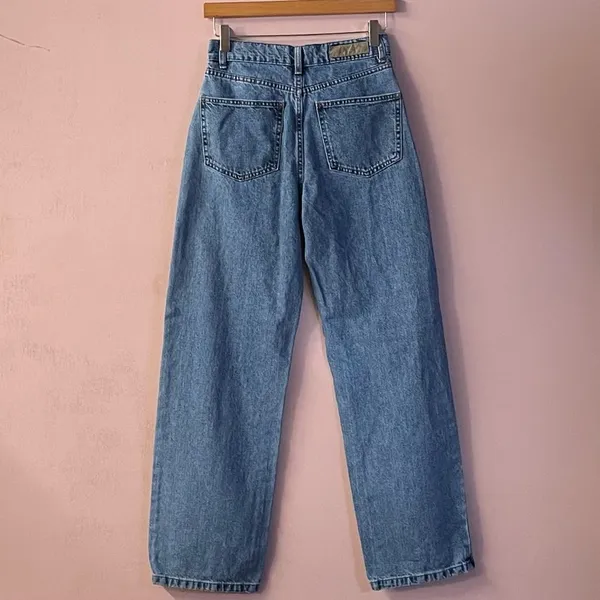Cotton On Medium Wash Blue Ripped Knee Loose Straight Jean Size 4 EUC - Image 3