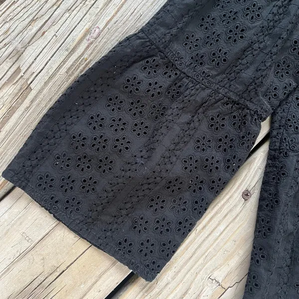 Madewell Women's Black Cotton Eyelet Tiered Back Button Top Size S - Image 5