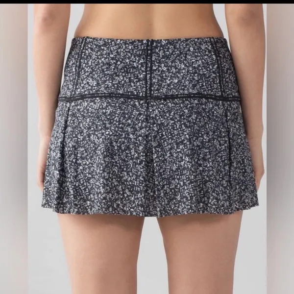 Lululemon Lost In Pace Skirt (Tall) (15") Daisy Dust Alpine White Black / Black - Image 4