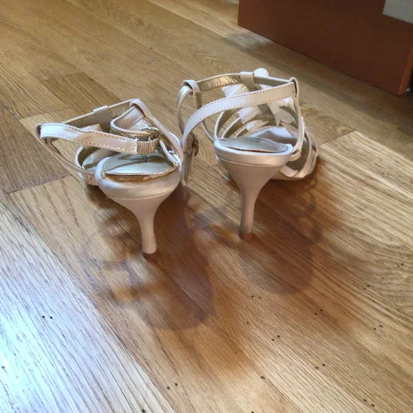 HP💝LuLu Townsend Ivory sz 7 petal accent 3” heel - Image 4