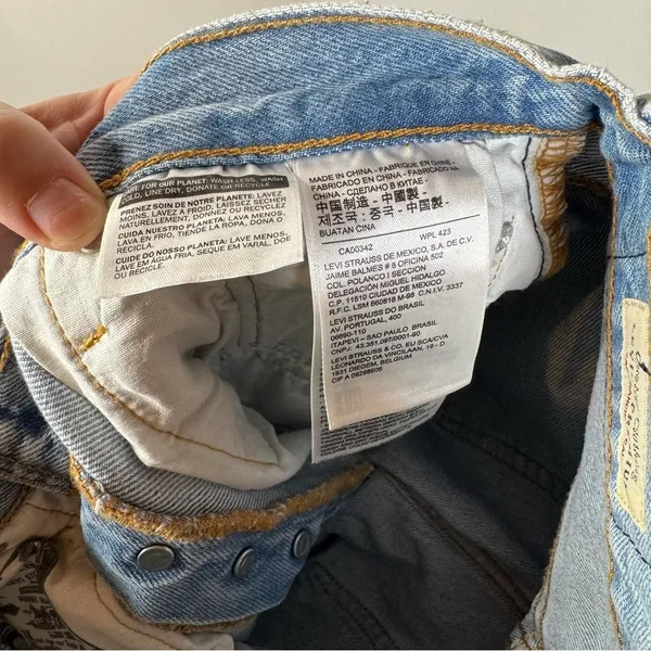 Levi’s 501 Cut Off Jean Shorts‎ Size 24 - Image 3