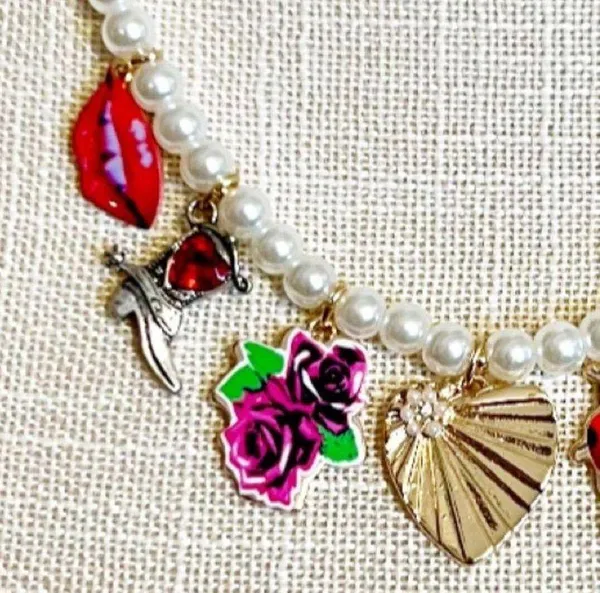 👄Betsey Johnson Faux Pearl Charm Necklace - Ladybug, Lips, Flower & Cowboy Boot - Image 3
