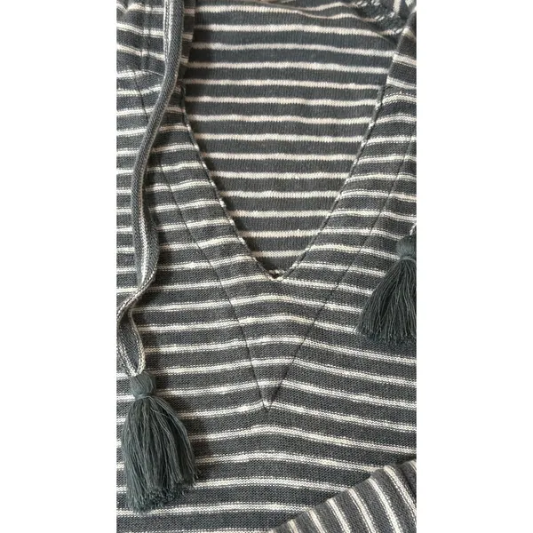 Roxy Women’s Gray & White Stripe Hoodie Pullover Medium V-Neck Kangaroo Pocket - Image 6