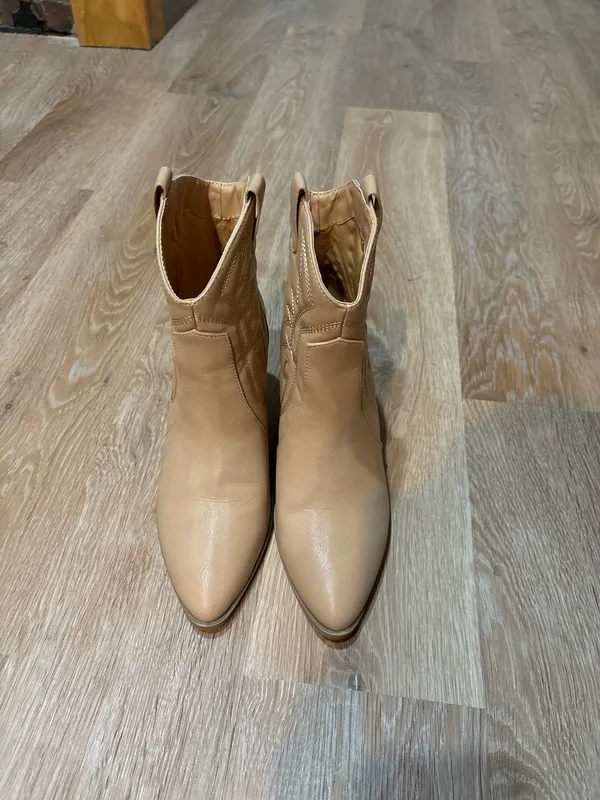 Short Cowgirl Booties Qupid Size 8 - Image 2