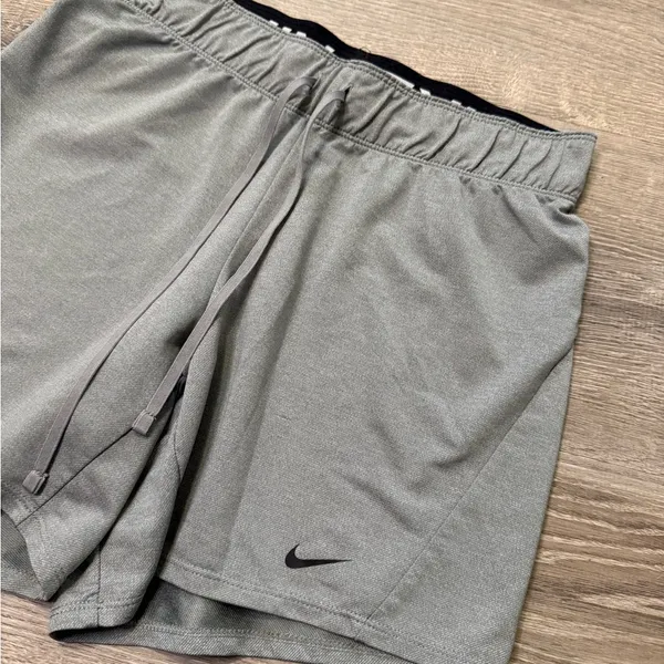 •NIKE• SHORTS - Image 2