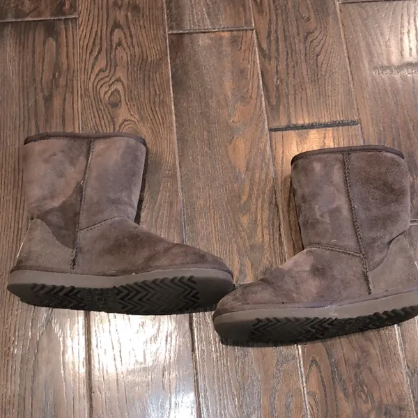 Ugg brown classic shirt boots with genuine sheepskin lining size 6 - Image 3