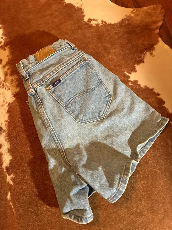 Riders By Lee Vintage women's shorts no size tag Waist - 28 inches Inseam - 6.5 inches Rise - 12 inches Hip - 18 inches - Image 4