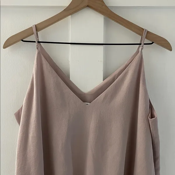 EXPRESS Crepe Sleeveless Cami Bodysuit Double V-Neck Thong Back in Mauve Size L - Image 5