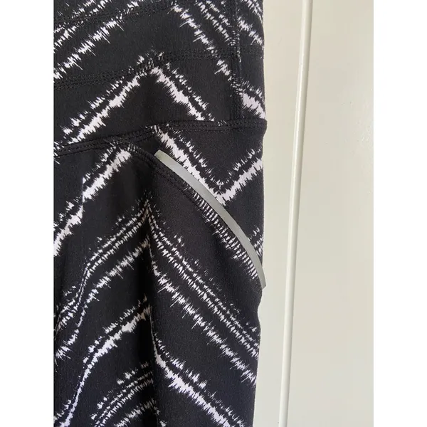 Athleta Womens Leggings Size Small Zig Zag Relay‎ Capri Black White 983259 - Image 5