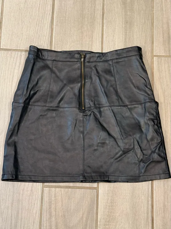 Shinestar Black Faux Leather Mini Skirt with Side Pockets - Image 3