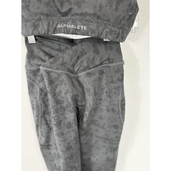 Alphalete pebble print sports bra and leggings set XS - Image 2