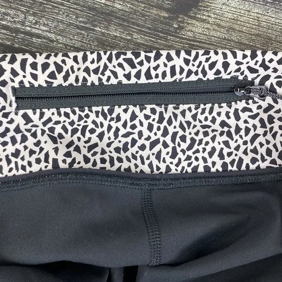 Lululemon Black Animal Print Mid Rise Capri Legging Pants 12 - Image 5