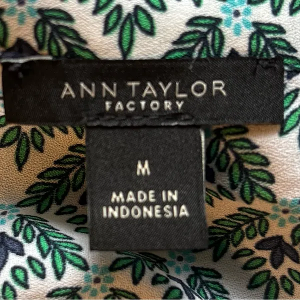Ann Taylor Factory Green & White Geometric Print Sleeveless Shell Top - Image 4