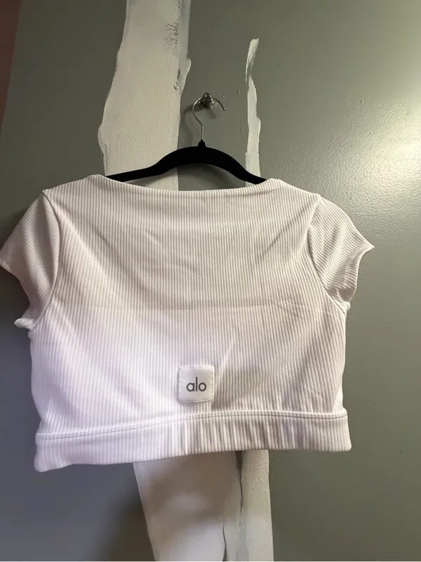 ALO Yoga White Ribbed Scoop-Neck Button Front Crop Top - Image 3