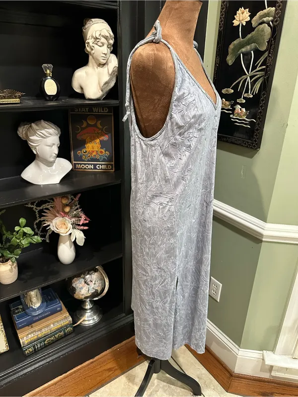 Urban Renewal Remnants Tie-Shoulder Velvet Midi Dress Size Medium - Image 9