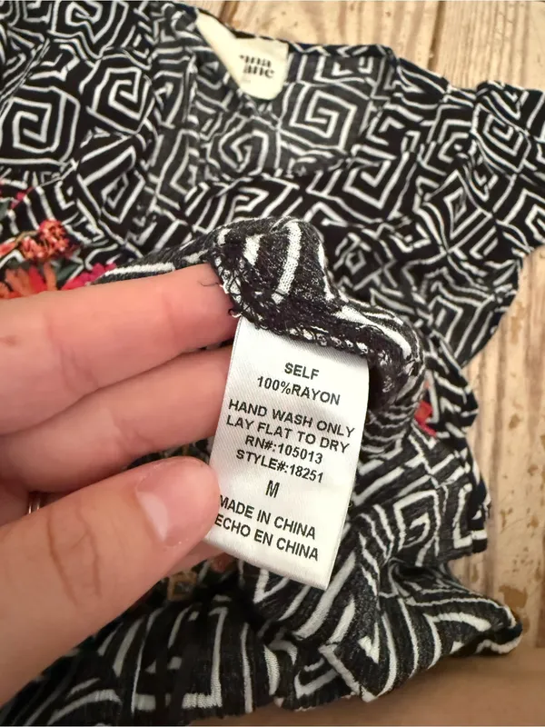 Savanna Jane Embroidered Geometric Top Size M - Image 4