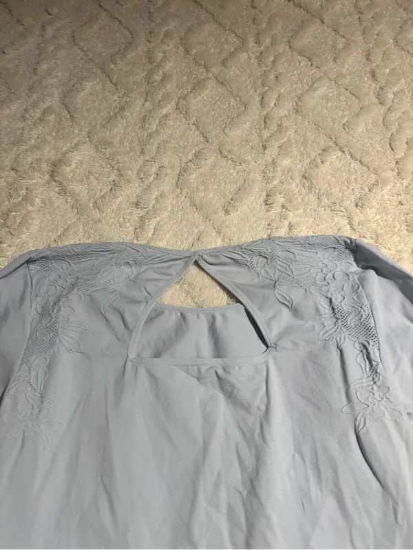 Blue women’s work out longsleeve no size tag fits a large - Image 2