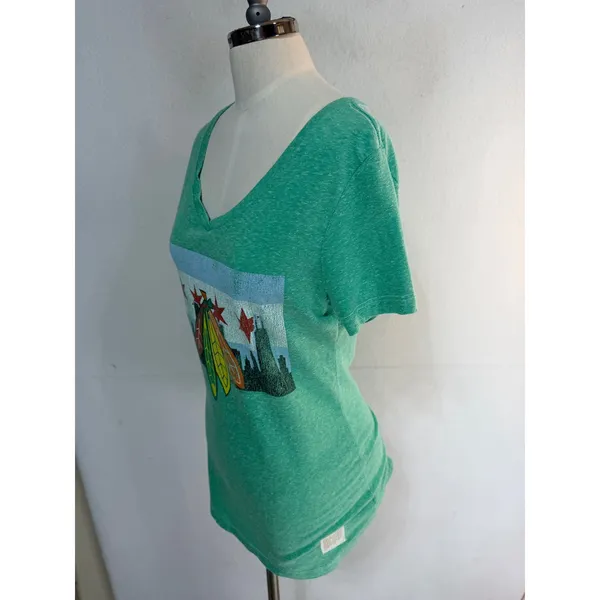 Retro Brand Chicago Blackhawks NHL Skyline V-Neck T-Shirt Women's Medium Green - Image 7