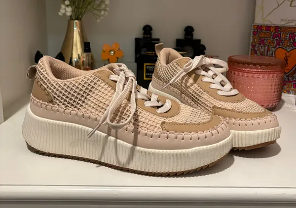 tennis shoes Size 6.5 - Image 2