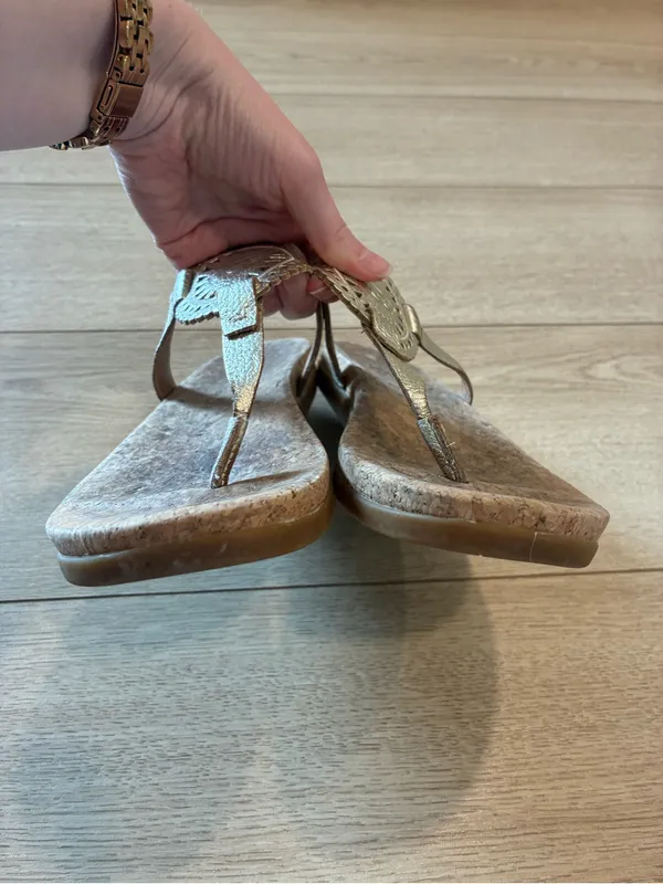 Ugg Women’s Ayden II Leather Gold Thong Sandal Slip On Size 7.5 - Image 5