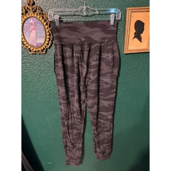 Athleta Camo Black Gray Salutation High Rise Joggers Size Small - Image 2