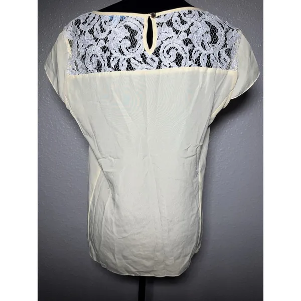 Antonio Melani Pale Yellow Blouse Women’s size Medium Lace Accent Cap Sleeve - Image 2