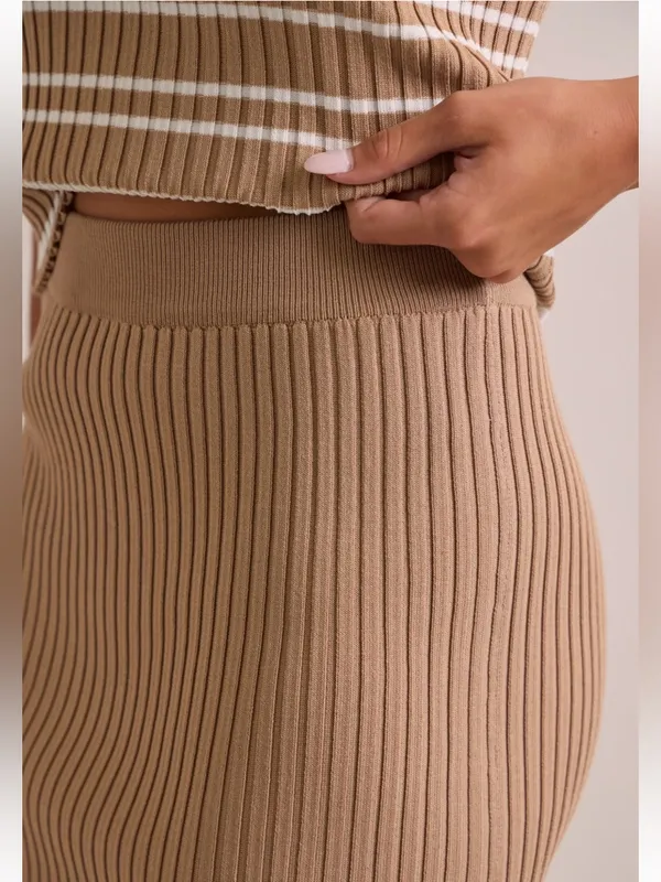 Boutique Ribbed Knit Two Piece Skirt Set Neutral Beige White Medium - Image 5