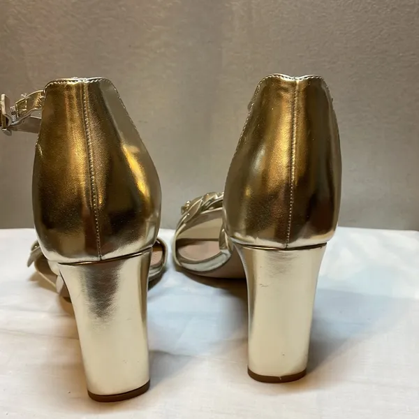 CHARLES BY CHARLES DAVID Strappy Gold Heels Flower Embellished - Size 8.5 - Image 6