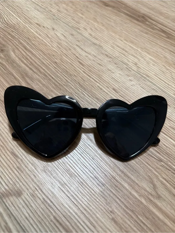 Heart-Shaped Women's Sunglasses in Black‎ - Image 4