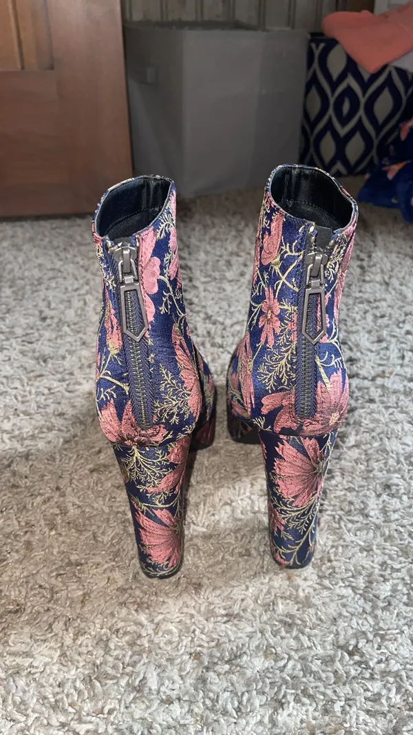 NWOT  Ankle Boots Size 9 - Image 4