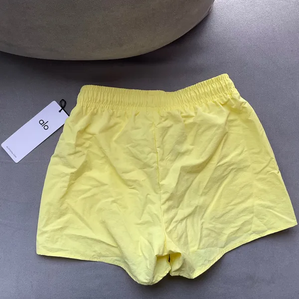 Alo Yoga Alumni Short Sunshine XS - Image 4