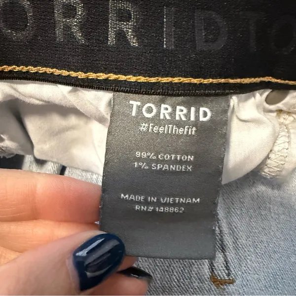 Torrid 5 Inch Mom Jean Premium Classic Denim Mid-Rise Short Size 16 - Image 7