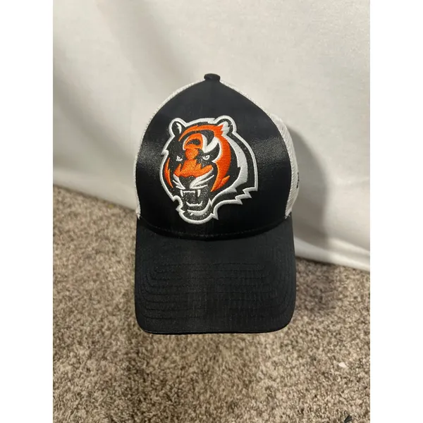Woman's Cincinnati Bengals T-Shirt and New Era 9FORTY Trucker Hat Set Black - Image 2