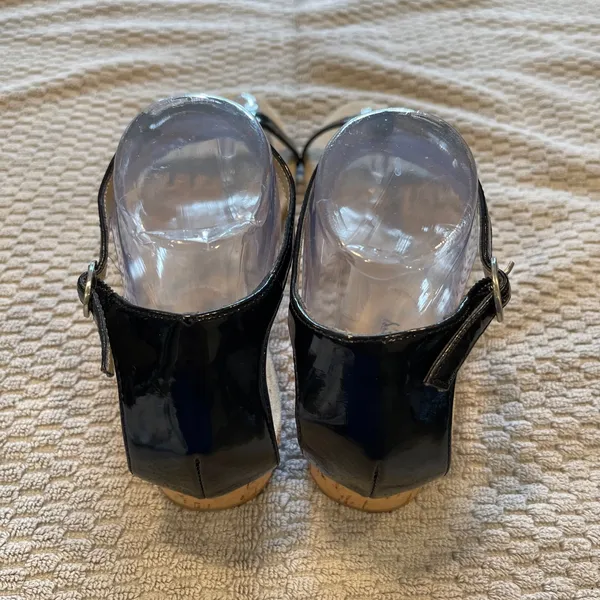 Ellen Tracy Dane Wedge Sandals Women 8.5 Black Patent T-Strap Cork Low Heel Chic - Image 4
