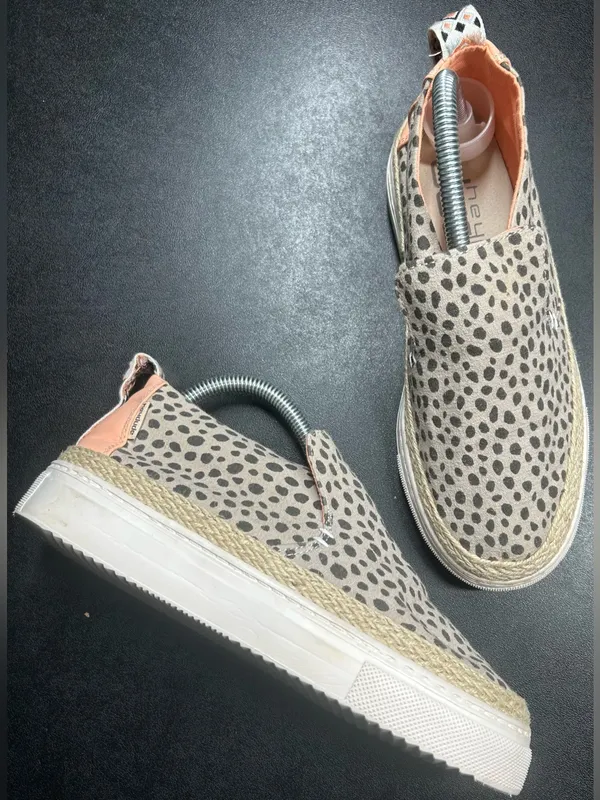 Hey Dude Women’s Size 7 Peyton Cheetah Beige Slip In Shoes - Image 2