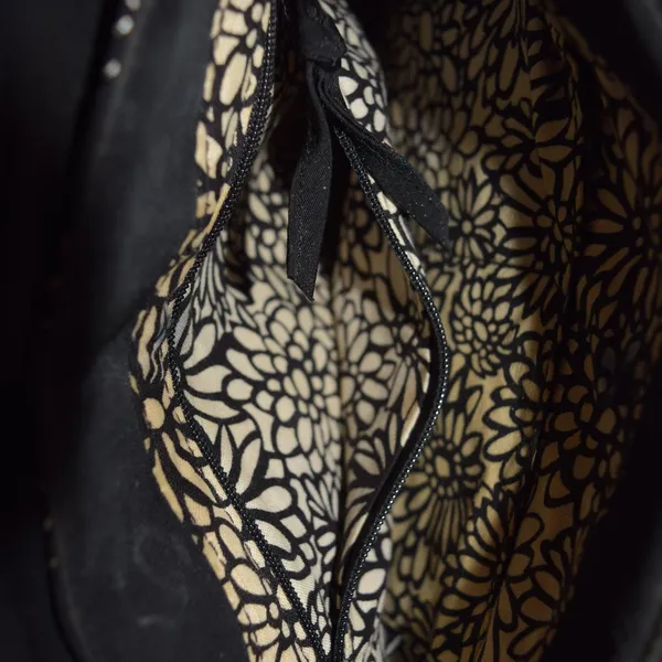 VERA BRADLEY SPECTATOR PURSE, MICROFIBER, BLACK, WHITE STITCHING, QUILTED - Image 9