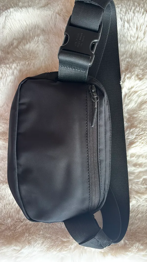 Lululemon Everywhere Belt Bag - Image 3