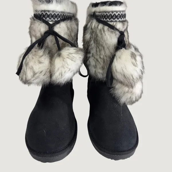3201 | NEW Fairbanks Faux Fur Trim Pom Pom Winter Boots Black Womens 8 - Image 4