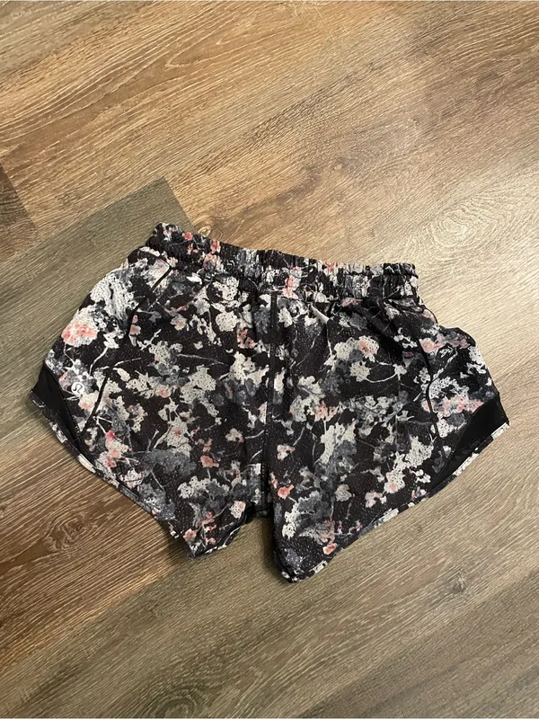 Lululemon Hotty Hot Short II Women’s Black Floral Print Running Shorts Size 2 - Image 4