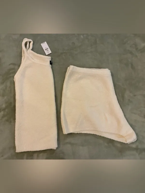 Women’s Gap Brand Cozy Cream Fuzzy Tank & Short Lounge Set Size Medium - Image 8