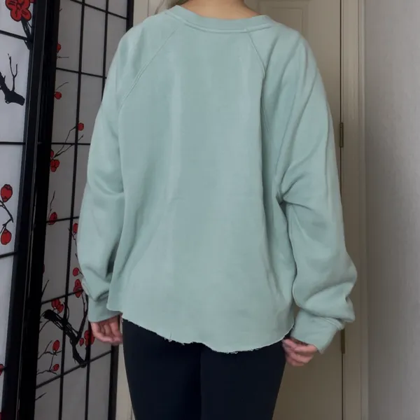 Universal Threads | Light Sage Green Long-Sleeve Crewneck Sweatshirt Pullover - Image 6